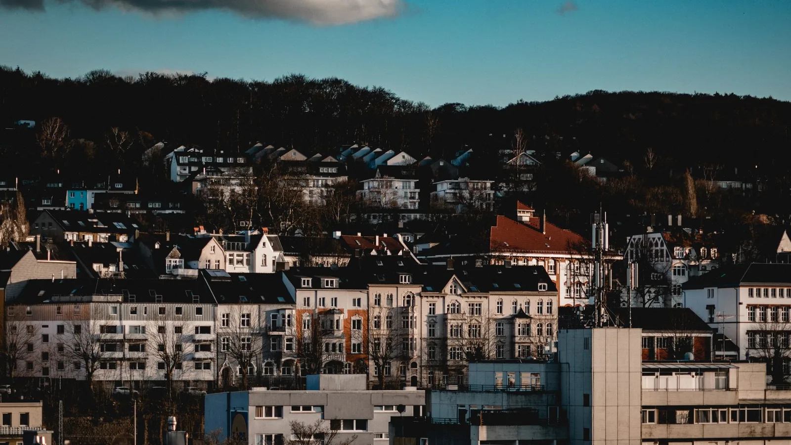 Wohnhaeuser in einer deutschen Stadt, Symbolbild fuer Wohnraumfoerderung