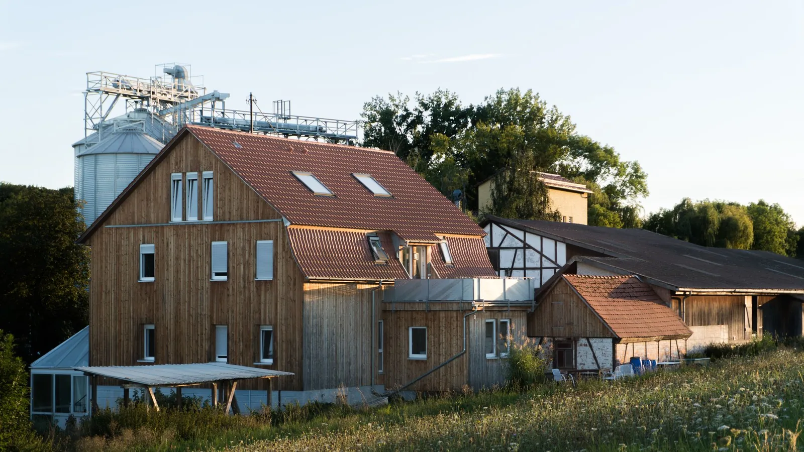 Wohnhaus mit Holzverkleidung als Symbolbild fuer KfW-Wohneigentum-Foerderung